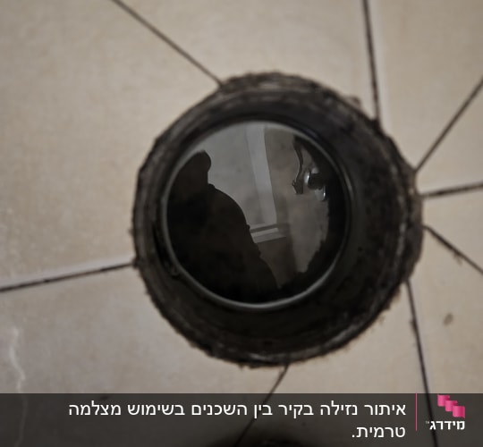 פתח ניקוז על רצפת אריחים